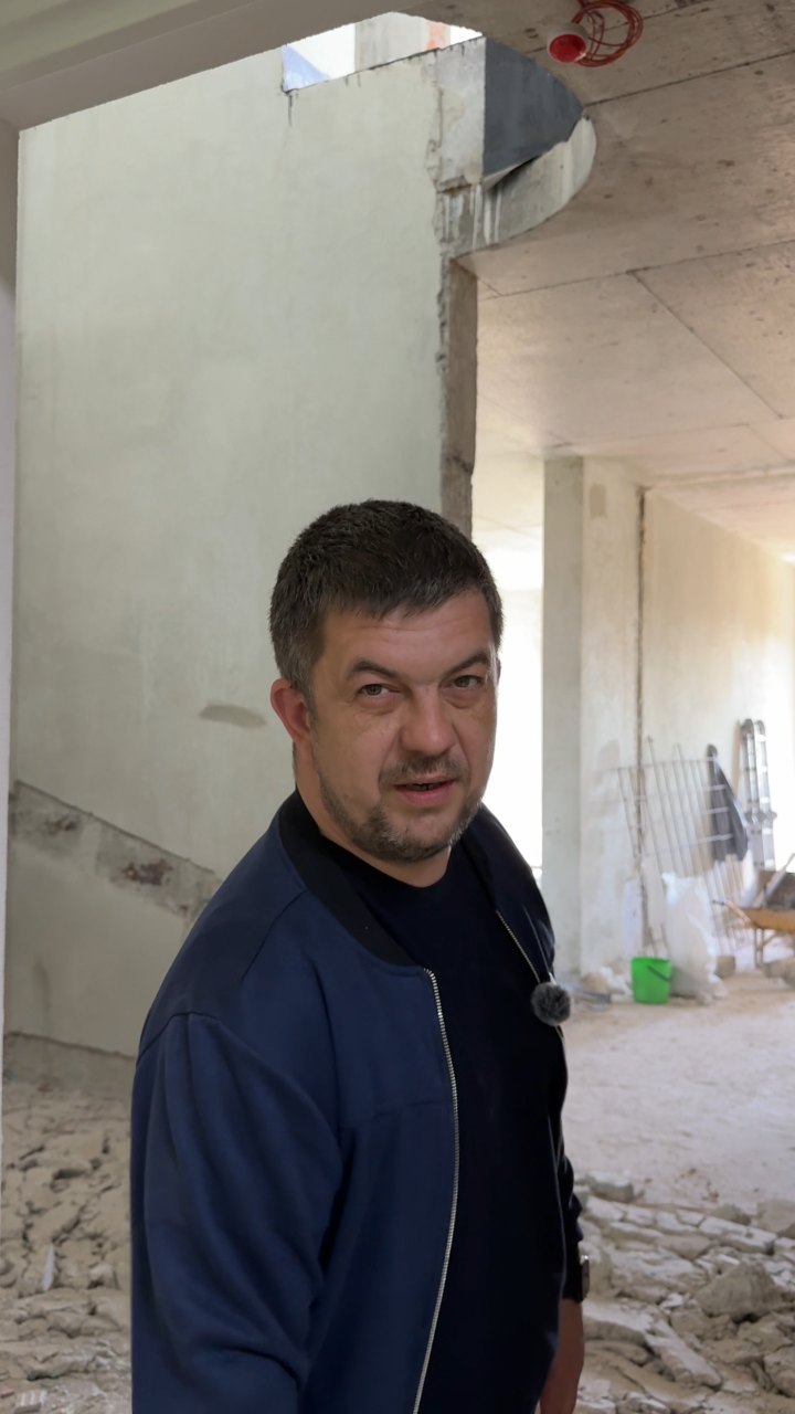 Власник VIKIDEM на об'єкті на початку ремонту у ЖК Грінвіль у Львові