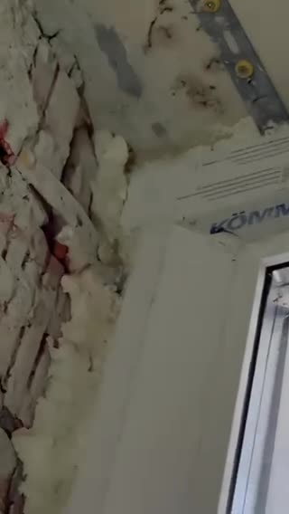 Відкритий монтажний шов біля вікна перед ремонтом новобудови