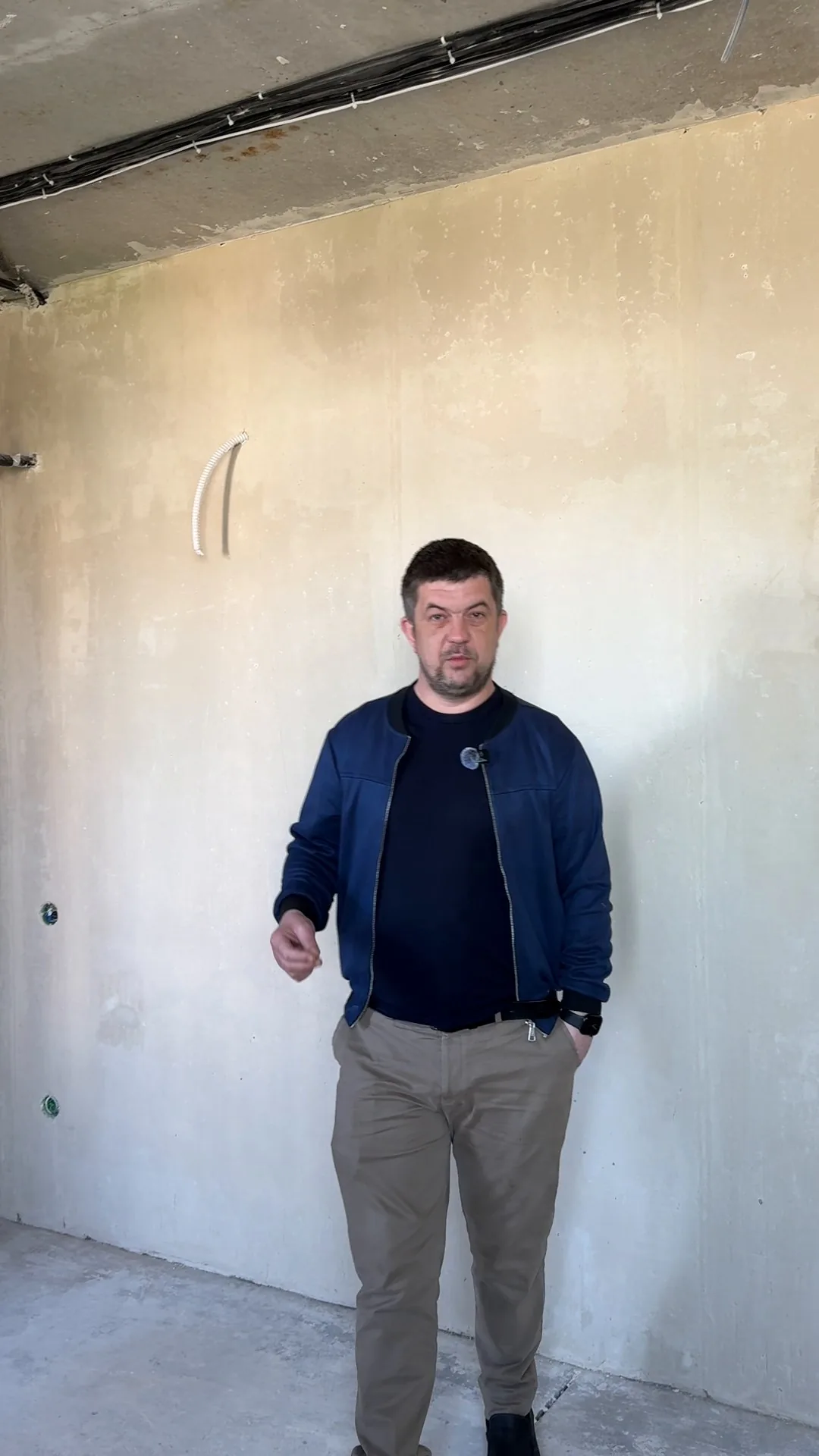 Назар Клапощук на об'єкті VIKIDEM перед початком ремонту квартири